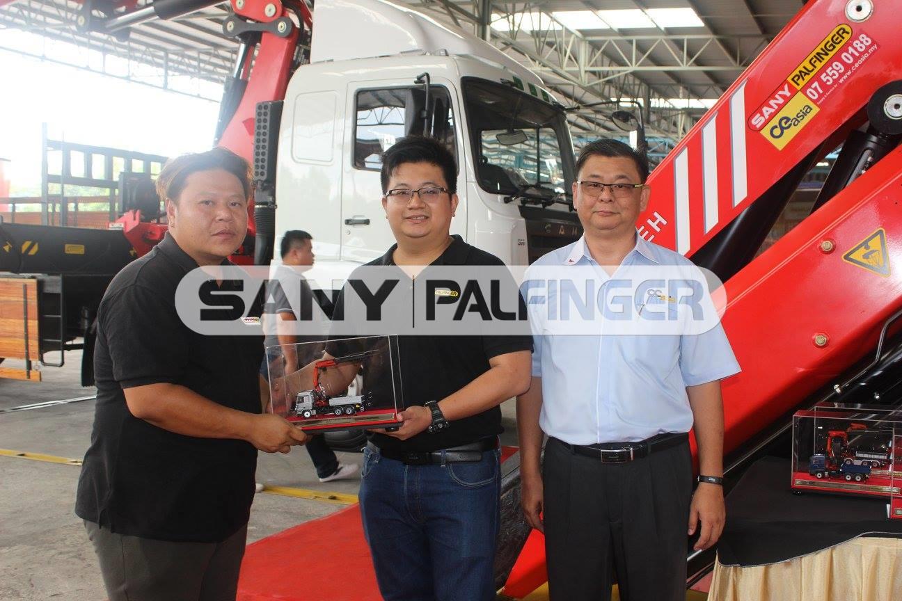  Manson Chong (left) from International Auto Enterprise Sdn Bhd receiving the scale model from Rommel Chan and Edwin Tan. International Auto Enterprise Sdn Bhd is a sales partner of CE Asia Heavy Machinery Sdn Bhd.