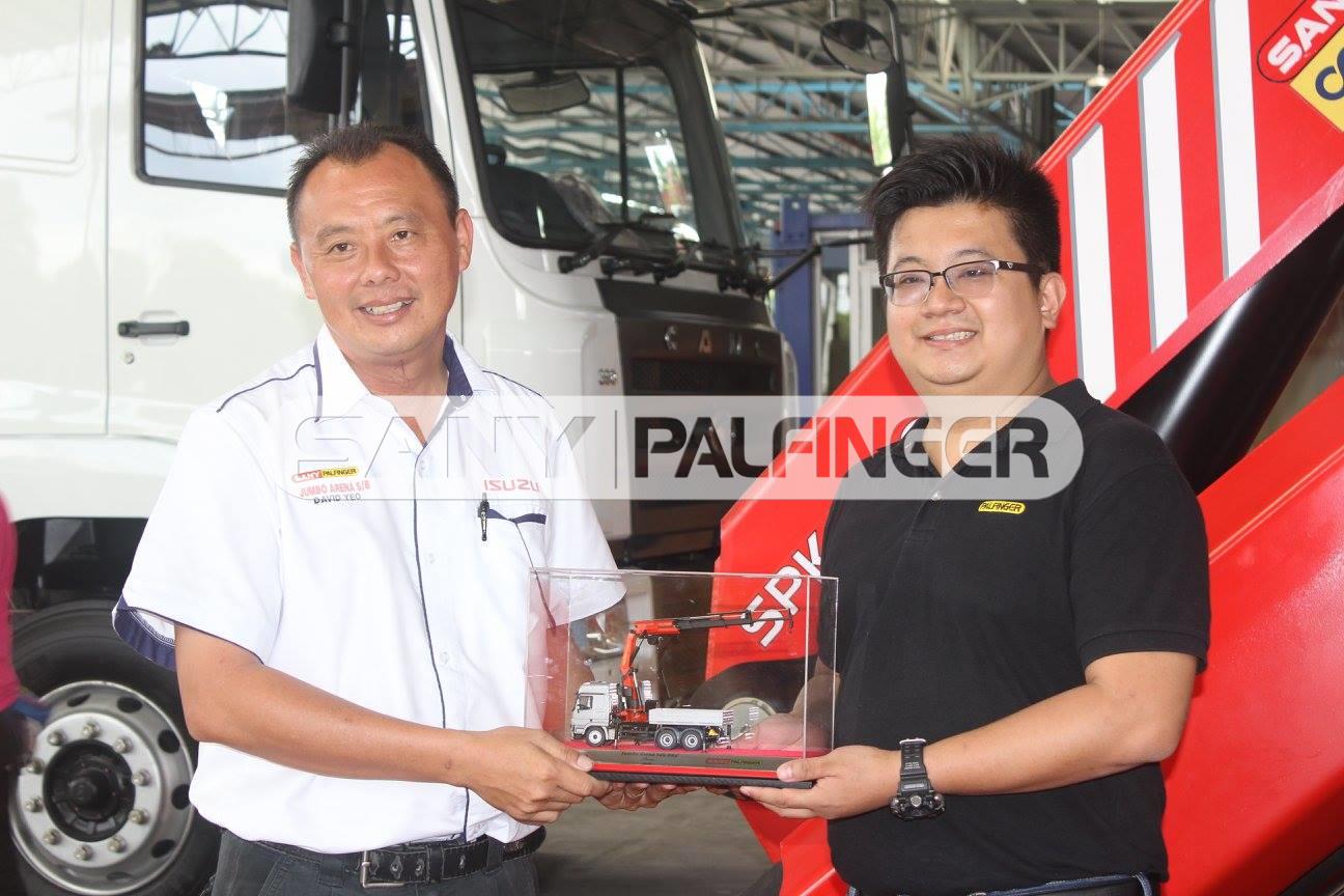  David Yeoh (left) from Jumbo Arena Sdn Bhd receiving the scale model from Rommel Chan. Jumbo Arena Sdn Bhd- ISUZU Authorised Dealer is a sales partner of CE Asia Heavy Machinery Sdn Bhd