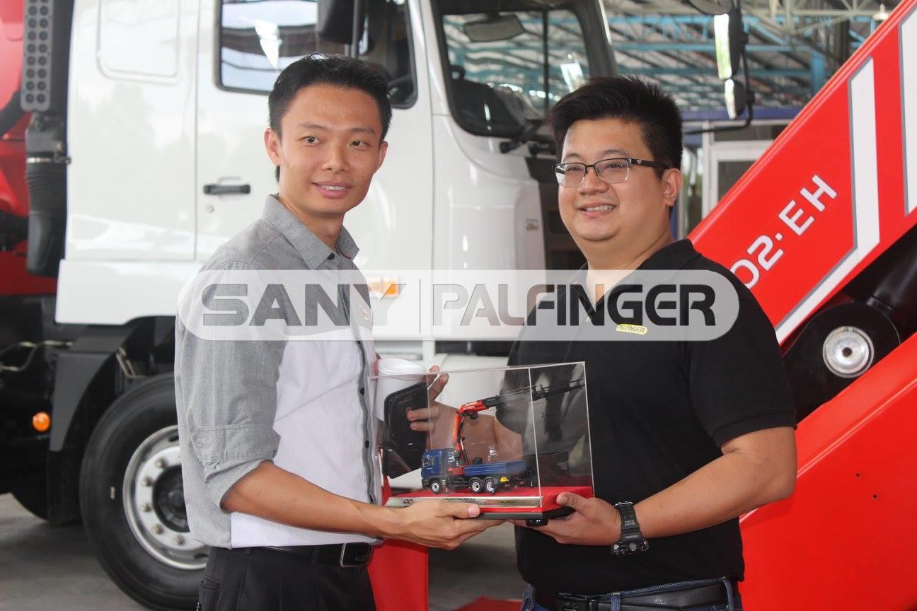  Ang Siong Choon (left) from Laiheng Engineering Sdn Bhd receiving the scale model from Rommel Chan. Laiheng Engineering Sdn Bhd is a sales partner of CE Asia Heavy Machinery Sdn Bhd.