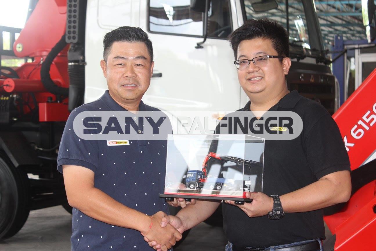  YBhg. Albert Wong (left) from Eastern Form Machinery Sdn Bhd receiving the scale model from Rommel Chan. Eastern Form Machinery Sdn Bhd is a sales partner of CE Asia Heavy Machinery Sdn Bhd CE Asia Heavy Machinery Sdn Bhd