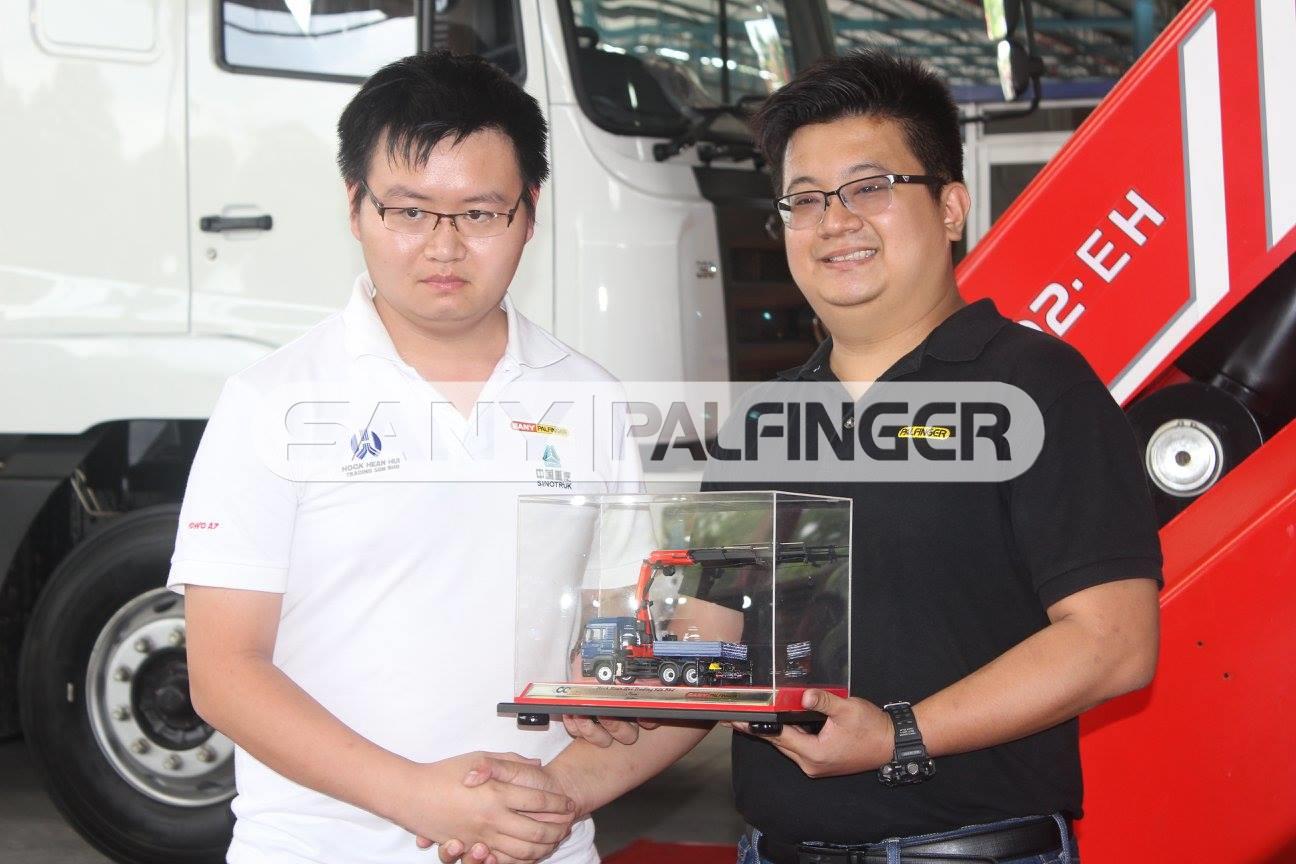  Then (left) from Hock Hean Hui Trading Sdn Bhd receiving the scale model from Rommel Chan. Hock Hean Hui Trading Sdn Bhd is a sales partner of CE Asia Heavy Machinery Sdn Bhd.