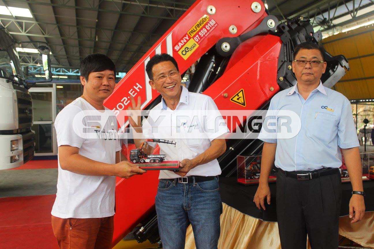  Ng (left) from Peck Chew Piling (M) Sdn Bhd who purchased the SPK36080 crane receiving the scale model from Chia Kah Lam & Edwin Tan as a token of appreciation for their support.