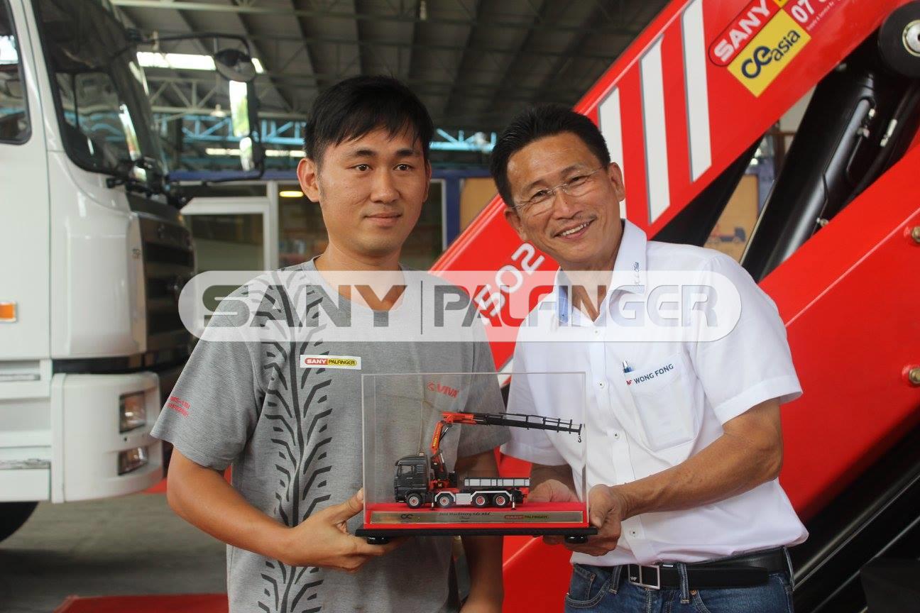  Loh (left) from Into Machinery Sdn Bhd who purchased the SPK36080 crane receiving the scale model from Chia Kah Lam as a token of appreciation for their support.