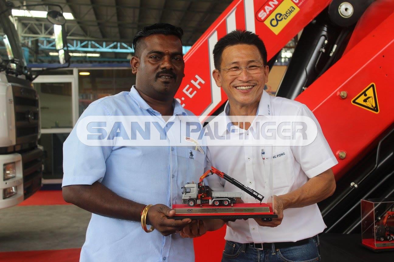  Jagen (left) from Insan Ceria Muhibbah Enterprise who purchased the SPK42502 crane receiving the scale model from Chia Kah Lam as a token of appreciation for their support.