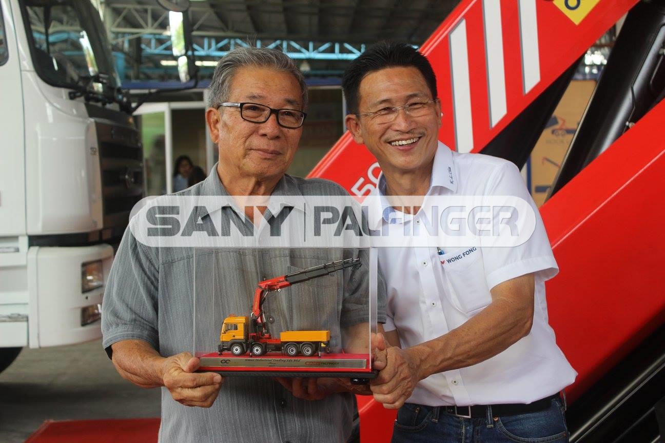  Alex Wong (left) from Gmax Industrial Trading Sdn Bhd who purchased the SPK61502 crane receiving the scale model from Chia Kah Lam as a token of appreciation for their support.