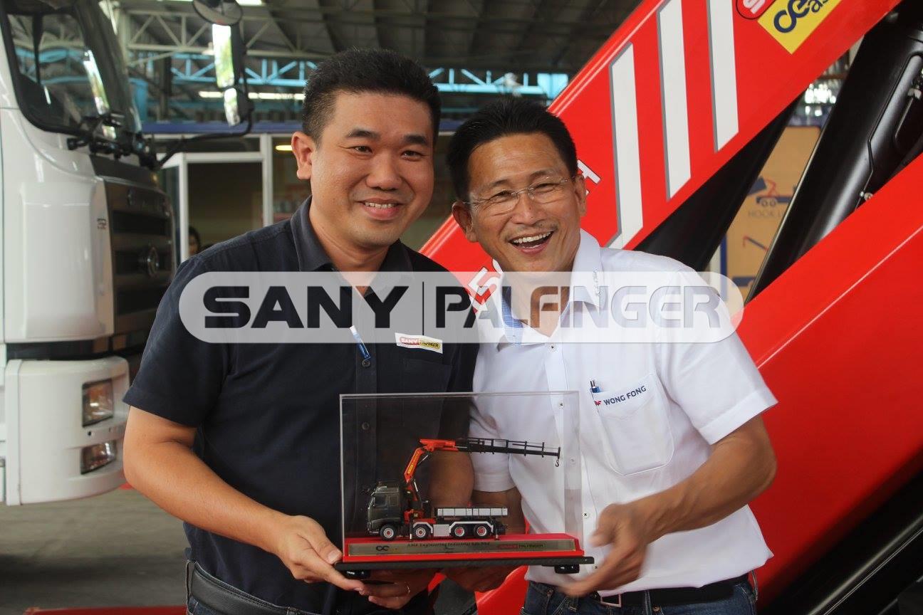  Chai (left) from AME Engineering Industries Sdn. Bhd who purchased the SPK61502 crane receiving the scale model from Chia Kah Lam as a token of appreciation for their support.