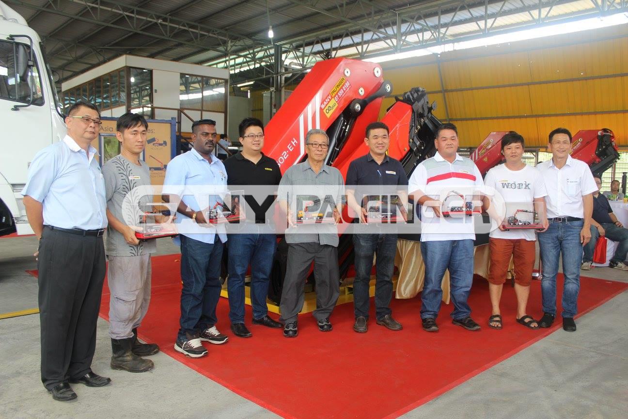  Group photo of the happy clients of Sany Palfinger and CE Asia Heavy Machinery Sdn Bhd